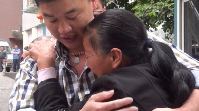  Mẹ Luo Gang khóc ngất khi gặp lại con trai.   